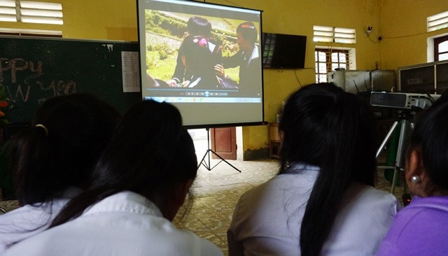Chuyện những người “dám” chống lại tục trộm vợ - 5 Nữ sinh Trường THPT Quỳ Hợp 3 xem các đoạn phim tư liệu về những biến tướng của tục trộm vợ, bắt vợ trong một buổi truyền thông chống trộm vợ, tảo hôn do BGH nhà trường phối hợp với Đoàn thanh niên tổ chức