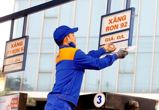 Không thể “hồi sinh” RON 92, làm sao để người dân bớt “chê” xăng E5? - 1 Trước đề xuất được bán trở lại RON 92 nếu không thúc đẩy được sản lượng xăng E5 của một doanh nghiệp, Phó chủ tịch kiêm Tổng thư ký Hiệp hội năng lượng Việt Nam Nguyễn Văn Vy nêu quan điểm: Việc này là không nên.