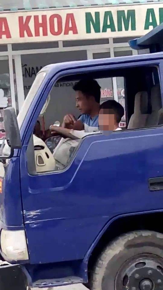 Kinh hãi nhìn bé trai 7-8 tuổi lái xe tải chạy băng băng trên đường - 2
Dù rất nhiều người ở phía dưới la hét người đàn ông cho cháu bé xuống khỏi xe nhưng người này không quan tâm.