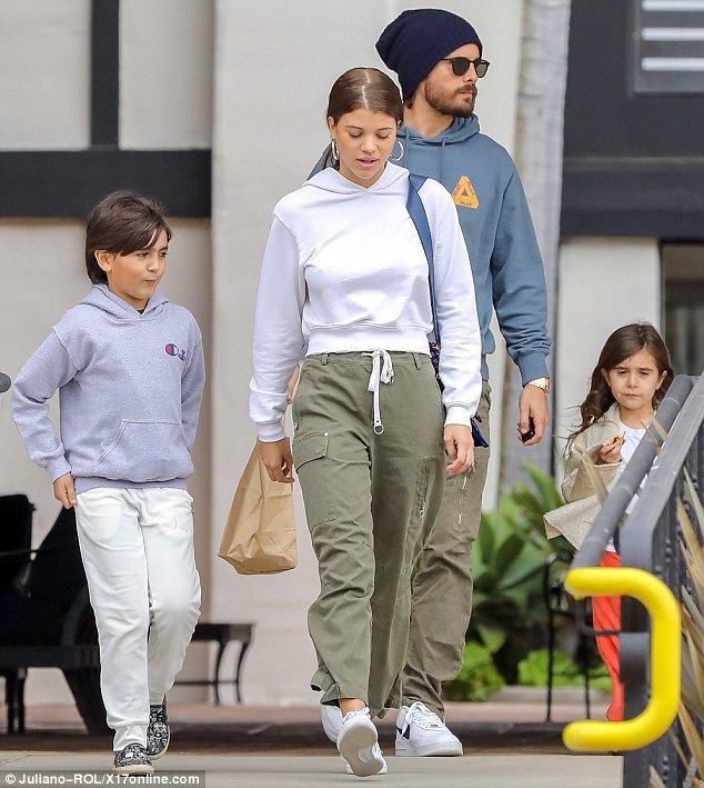 
Sofia Richie ăn vận đơn giản và năng động khi đi chơi cùng người yêu và con riêng của anh - Mason, 8 tuổi, Penelope, 5 tuổi
