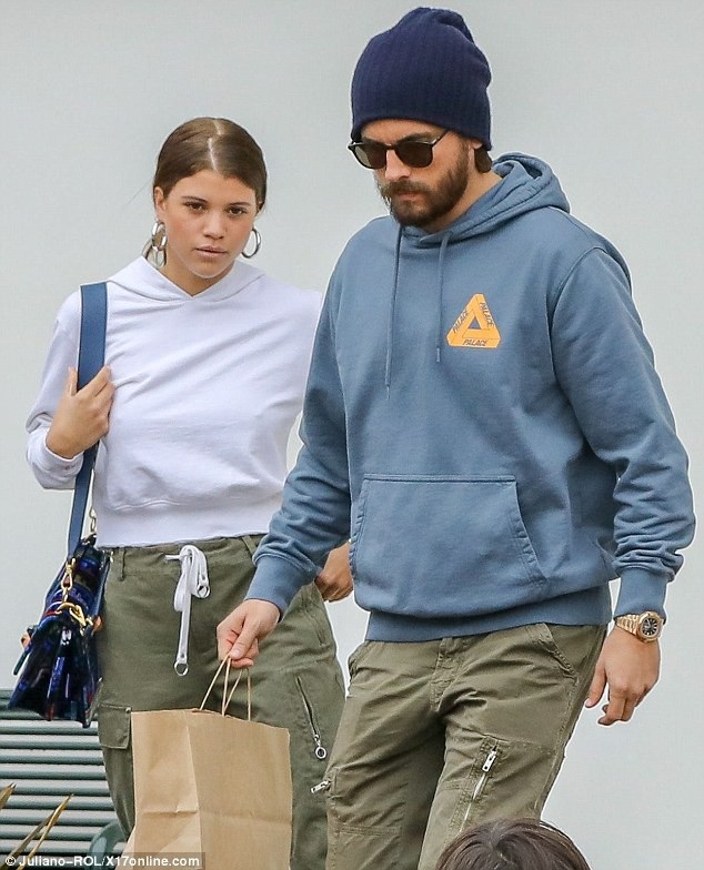 
Bạn gái cũ của Justin Bieber gây xôn xao khi công khai hò hẹn với tay chơi hơn cô 15 tuổi và đã có 3 con với chị gái cô Kim
