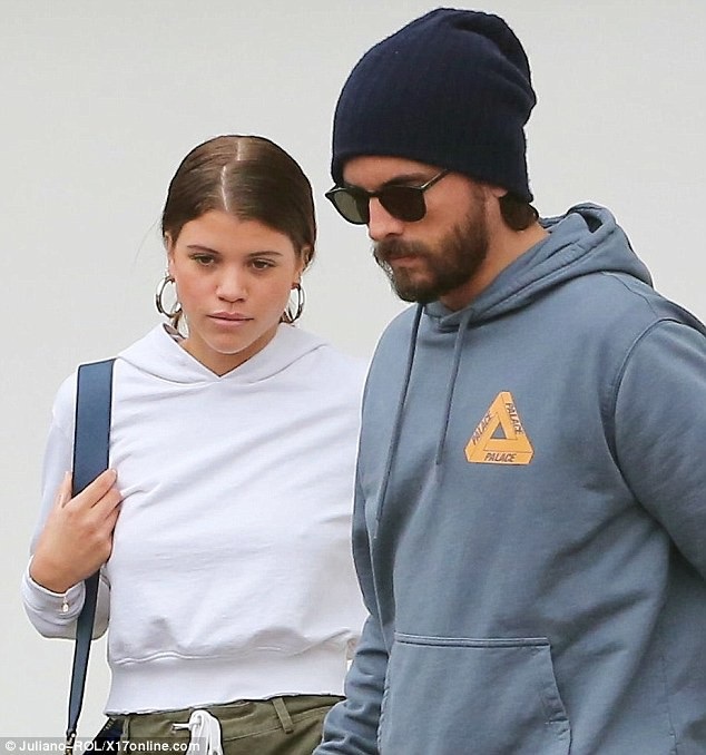 
Bạn bè Sofia tiết lộ cô được người yêu lớn tuổi cưng chiều hết mực, thường xuyên đưa đi chơi bằng máy bay riêng, mua sắm hàng hiệu
