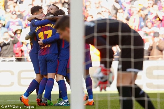 Messi tỏa sáng, Barcelona vững ngôi đầu bảng La Liga - 2
Alcacer mở tỷ số cho Barcelona từ khá sớm