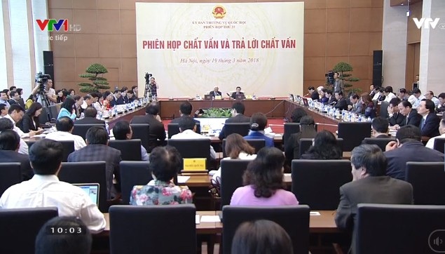 Đại biểu Quốc hội chất vấn Bộ trưởng Tư pháp về rút đề xuất tăng lương giáo viên - 1 Phiên chất vấn Bộ trưởng Tư pháp sáng 19/3 bất ngờ có một câu hỏi về quy định lương giáo viên thể hiện trong dự thảo luật Giáo dục