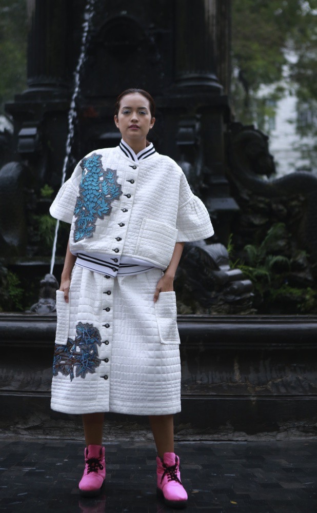 “Lụa có rất nhiều dòng và mang đặc điểm khác nhau. Lụa Nha Xá sợi tơ mỏng manh hơn, lụa mềm, mịn, bền và đẹp. Mỗi công đoạn đều có cách làm riêng, rất kỳ công và tỉ mẩn, đòi hỏi người thợ thật chuyên tâm, tinh tường. Lụa Nha Xá kết hợp với kĩ thuật chần bông mang đến những bộ trang phục rất thích hợp cho tiết trời mùa đông giá lạnh của Hà Nội.