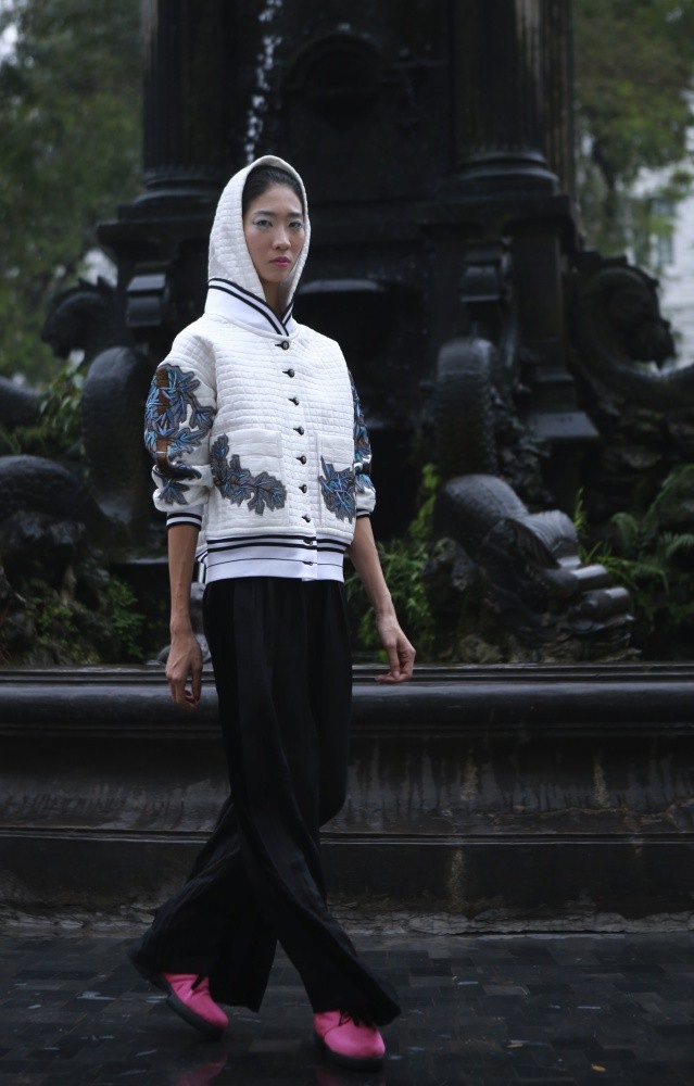 Bộ sưu tập hướng tới lứa tuổi từ 25-35 tuổi với những thiết kế trẻ trung, thể thao.