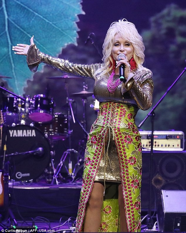 Ca sỹ 72 tuổi xinh đẹp trên sân khấu - 1
Ca sỹ Dolly Parton trình diễn tại Pigeon Forge, Tennessee, Mỹ ngày 18/3 vừa qua