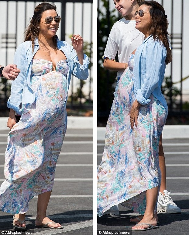 Eva Longoria: "Bà bầu" hạnh phúc ở tuổi 42 - 2
Eva hiện đang mang thai ở tháng thứ 6. Mang bầu lần đầu khi tuổi khá lớn nhưng Eva vẫn luôn mỉm cười và rạng ngời. Cô cho biết, chính niềm vui làm mẹ khiến cô không cảm thấy mệt mỏi, căng thẳng hay lo lắng. Bên cạnh đó, việc luôn được người thân hỗ trợ và động viên, Eva tin tưởng rằng mình sẽ có một thai kỳ hoàn toàn khỏe mạnh.