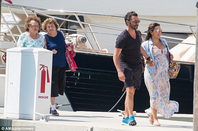 Eva Longoria: "Bà bầu" hạnh phúc ở tuổi 42 - 3
Trong thời gian mang thai, Eva vẫn tham gia các sự kiện và quảng cáo cho bộ phim mới. Thời gian còn lại, cô dành để đi du lịch, hò hẹn với chồng. Jose Baston là người chồng thứ ba trong cuộc đời Eva. Cặp đôi làm đám cưới cách đây 2 năm và đang chờ đợi đứa con đầu lòng chào đời.