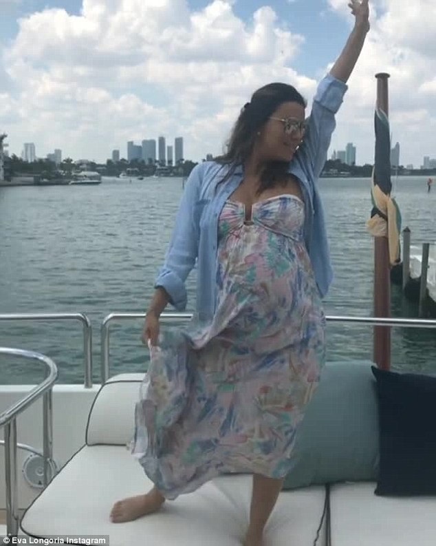 Eva Longoria: "Bà bầu" hạnh phúc ở tuổi 42 - 5
Nữ diễn viên 42 tuổi xác nhận thông tin cô mang bầu vào tháng 12 năm ngoái và dự kiến sẽ sinh con vào tháng 5 tới. Trên trang cá nhân, ngôi sao nổi tiếng thường xuyên chia sẻ những hình ảnh đời tư.