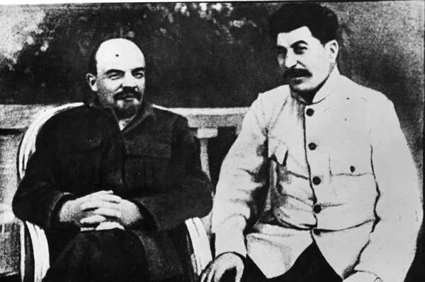 Những điều thú vị về Tổng thống Putin - 2
Ông nội của ông Putin, Spiridon Ivanovich Putin, từng nấu ăn cho hai nhà lãnh đạo Liên Xô Vladimir Lenin và Joseph Stalin. (Ảnh: Sputnik)