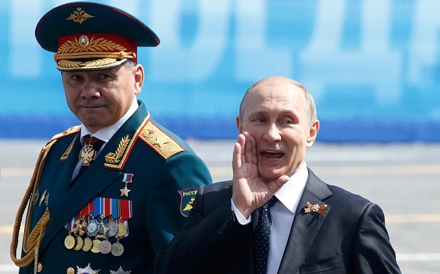 Ai sẽ đi cùng ông Putin vào Điện Kremlin sau chiến thắng vang dội? - 3 Ông Putin đi cạnh Bộ trưởng Quốc phòng Sergei Shoigu (Ảnh: Reuters)