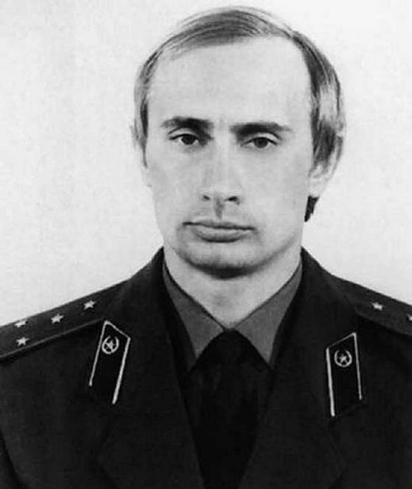 Tổng thống Vladimir Putin: Từ tuổi thơ hiếu động tới đỉnh cao quyền lực - 3
Ông Putin mặc đồng phục của KGB (Ảnh: Getty)