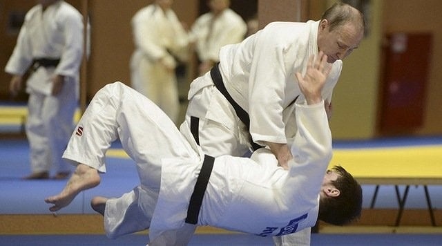 Những điều thú vị về Tổng thống Putin - 3
Đến năm 18 tuổi, ông đã giành được đai đen bộ môn võ judo. Đến nay, thỉnh thoảng ông vẫn chơi môn thể thao này cũng với các bạn đấu của mình khi rảnh rỗi. (Ảnh: Getty)
