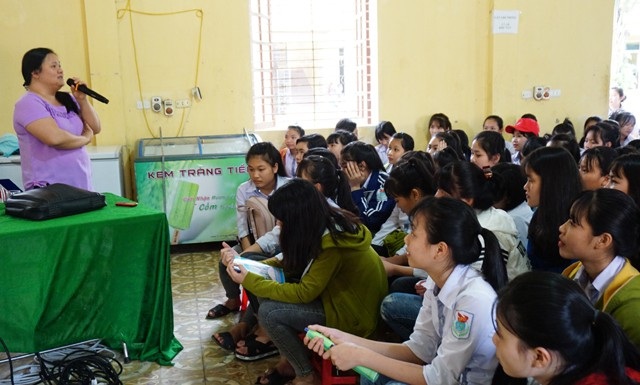 Hủ tục trộm vợ: Bao giờ mới hết? - 4 Nữ sinh Trường THPT Quỳ Hợp 3 trong buổi sinh hoạt CLB bạn gái về phòng chống nạn trộm vợ, tảo hôn