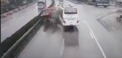 Vụ xe khách đâm xe cứu hỏa: Chuyên gia giao thông nói gì? - 1 Hình ảnh xe khách tông trực diện xe cứu hỏa (ảnh cắt từ clip)