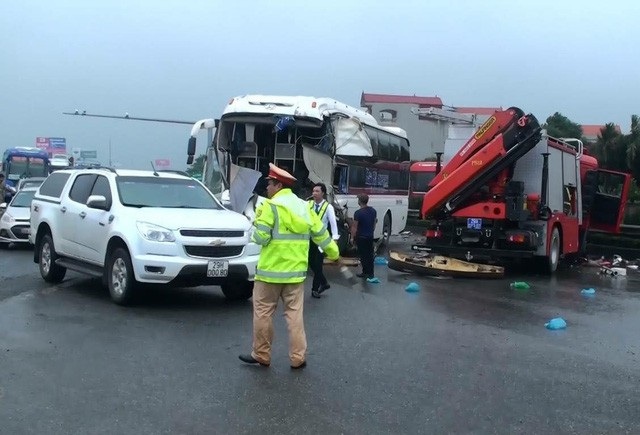 Vì sao cao tốc Pháp Vân - Cầu Giẽ ùn tắc nghiêm trọng hơn 7 tiếng? - 3 Trong quá trình đi cứu nạn, xe chữa cháy đã đâm va với xe khách trên tuyến (ảnh: Trần Thanh)