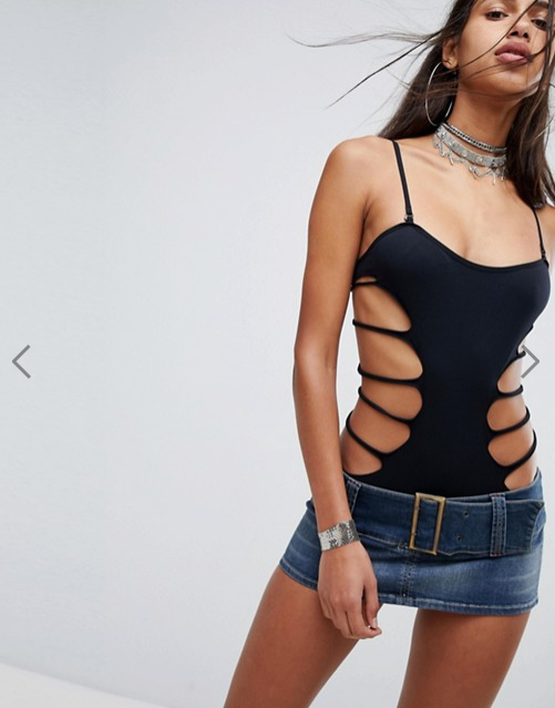 Váy jeans “một gang”: Chiếc váy jeans dài “một gang” này được thương hiệu thời trang của Anh gọi là “váy mini”, thiết kế “kiệm vải” của nó không để lại nhiều chỗ trống cho… trí tưởng tượng.