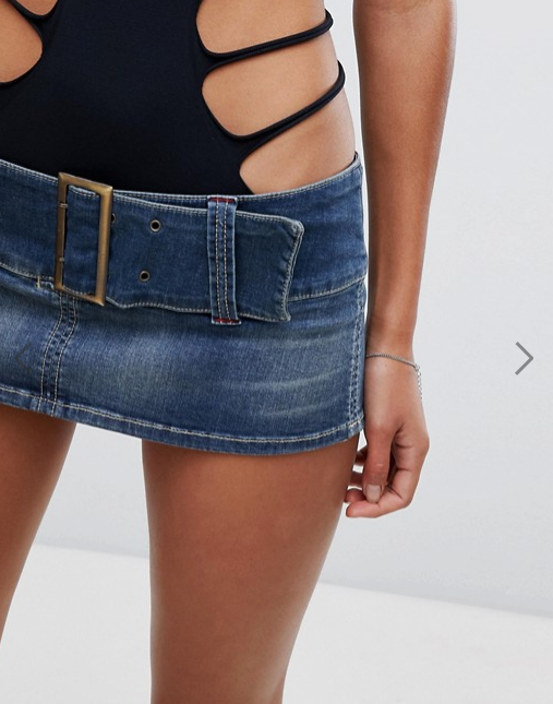 Nếu ai đó tự tin diện chiếc váy này ra đường, hẳn những người bắt gặp “cảnh tượng” sẽ không dám tin vào mắt mình và phải ngoái nhìn đôi lần. Chiếc váy có giá tương đương gần 1,5 triệu đồng. Với chiếc váy như thế này, người mặc gần như sẽ không thể cử động thoải mái, việc cúi người là hoàn toàn… bất khả thi.