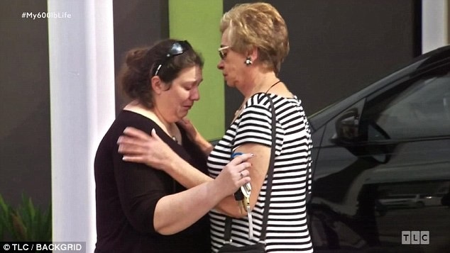 Khi Robert tham gia chương trình giảm cân, anh và Kathryn đã lên kế hoạch kết hôn vào năm sau. Mẹ của Robert - bà Marlene (phải) - đã được các bác sĩ an ủi rằng: “Robert đã chiến đấu và thất bại, nhưng anh ấy không bao giờ bỏ cuộc”.