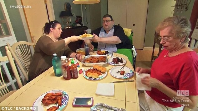 Robert (trong ảnh xuất hiện bên bạn gái và mẹ đẻ) đã qua đời vì một cơn đau tim sau khi giảm cân liên tiếp trong vòng 5 tháng.