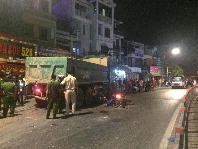 Tạm giữ tài xế xe ben tông hàng loạt xe máy - 1 Hiện trường vụ tai nạn