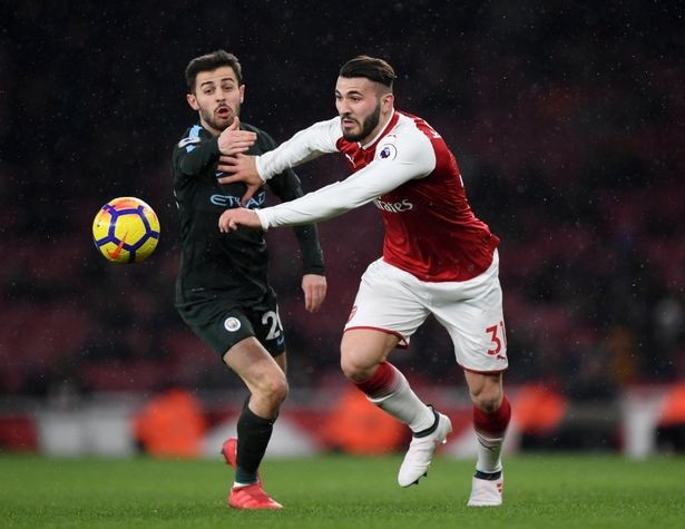 
Pha tranh bóng giữa Bernardo Silva (trái) và Kolasinac (phải)
