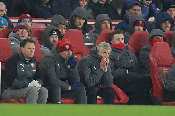 
Wenger (thứ ba hàng trên từ trái sang) ngôi câm lặng theo dõi các học trò thi đấu...
