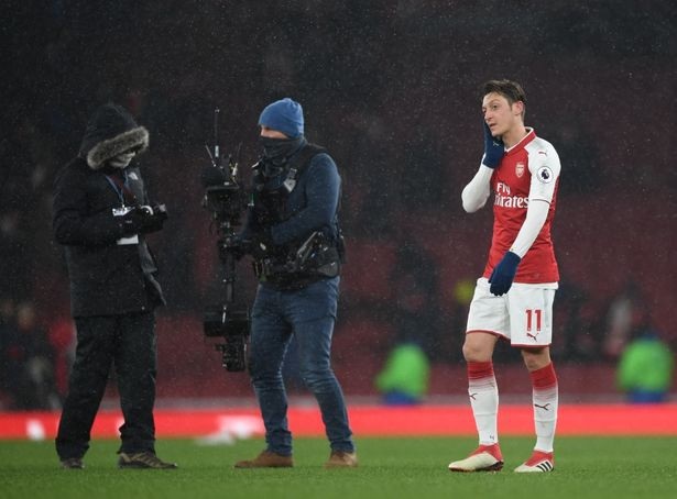 
Ozil (trái) mất tích trên sân, Wenger dường như đã sai khi thuyết phục Arsenal chi trả cầu thủ người Đức tới 350 bảng/tuần để giữ chân anh ở lại Emirates. Ozil không phải cầu thủ lớn của trận cầu lớn.
