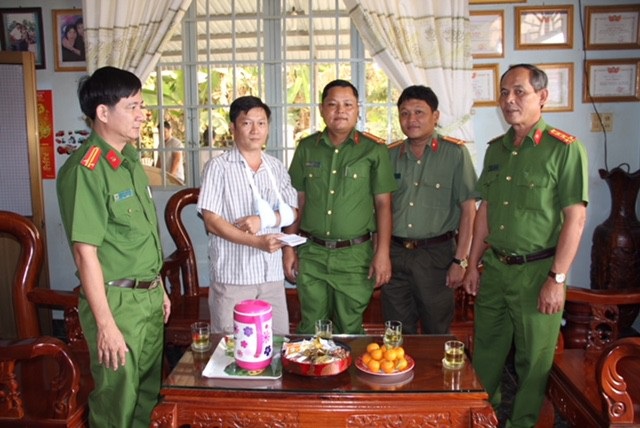 Thiếu tá hình sự té gãy xương vẫn cố truy bắt tội phạm - 1 Đại tá Lý Hồng Sinh, đại tá Lý Hồng Sinh - Phó Giám đốc Công an tỉnh Tây Ninh và lãnh đạo Phòng Cảnh sát Hình sự đến nhà thăm thiếu tá Võ Tấn Dũng
