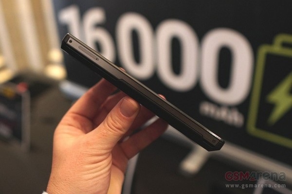 Smartphone có dung lượng pin lớn nhất thế giới trình làng - 2 Sản phẩm có kích thước dày do trang bị thỏi pin dung lượng lớn