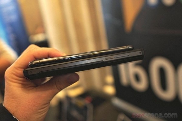 Smartphone có dung lượng pin lớn nhất thế giới trình làng - 3 Sự khác biệt về độ dày khi so với iPhone X (trên)