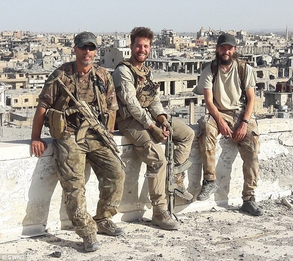 Game thủ sống sót trong trận chiến tại Syria nhờ kỹ năng học được từ game - 2 Duttenhofer (giữa) và người bạn thân Jac Holmes (phải) là 2 trong số nhiều người nước ngoài tìm đến Syria để chiến đấu chống ISIS
