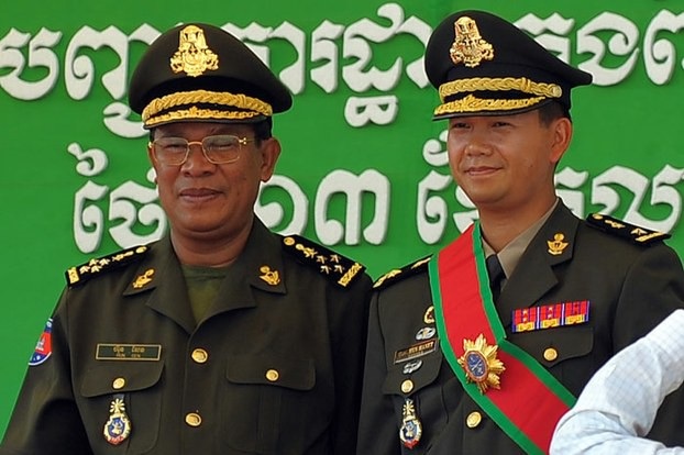 Con trai Thủ tướng Campuchia Hun Sen nhậm chức tham mưu trưởng quân đội - 1
Thủ tướng Campuchia Hun Sen (trái) và con trai cả Hun Manet (Ảnh: AFP)