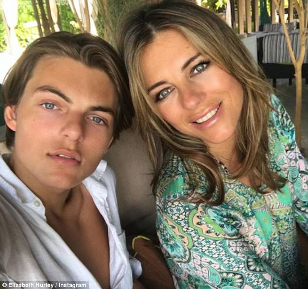 Mỹ nhân Elizabeth Hurley sở hữu dáng vóc đẹp như mơ ở tuổi 52 - 5
Con trai của Elizabeth Hurley (trái) cũng theo mẹ trở thành diễn viên điện ảnh.