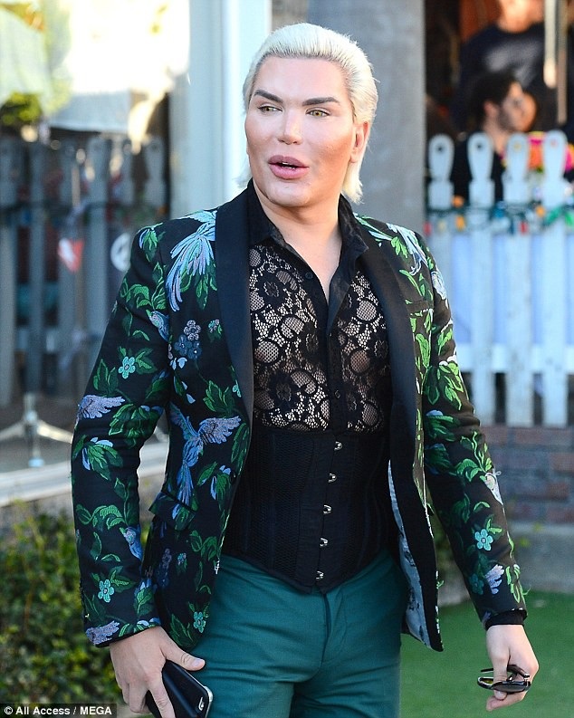 “Búp bê Ken” Rodrigo Alves và bạn gái cùng phẫu thuật cắt bỏ xương sườn - 5
Rodrigo Alves chưa bao giờ hối hận vì dao kéo thẩm mỹ.