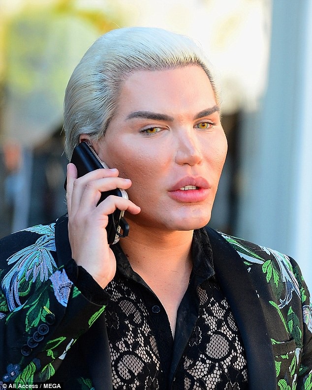 “Búp bê Ken” Rodrigo Alves và bạn gái cùng phẫu thuật cắt bỏ xương sườn - 4
Rodrigo Alves sẽ thực hiện một bộ phim tài liệu về dao kéo thẩm mỹ và búp bê sống trong đời thực.