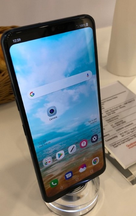 Lộ ảnh thực tế smartphone cao cấp G7 của LG, thiết kế giống iPhone X - 2 Tuy nhiên phần “tai thỏ” này có thể được tùy biến giao diện để che giấu đi