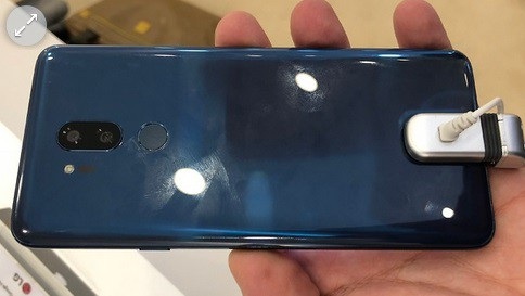 Lộ ảnh thực tế smartphone cao cấp G7 của LG, thiết kế giống iPhone X - 3 Mặt sau với cảm biến vân tay và cụm camera kép