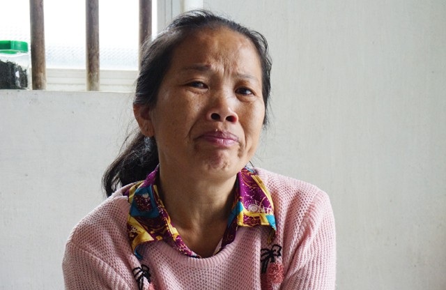 Thương cậu bé không cha đối mặt với nguy cơ biến mất cả hàm răng - 2 Chị Trần Thị Xanh bật khóc khi nói về bệnh tình của đứa con duy nhất