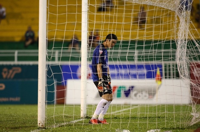 Thủ môn Minh Nhựt được giảm án, trở lại với V-League 2018 - 1 Thủ môn Minh Nhựt quay lưng về phía bóng trong sự cố trên sân Thống Nhất tối 19/2/2017 (ảnh: Anh Hải)