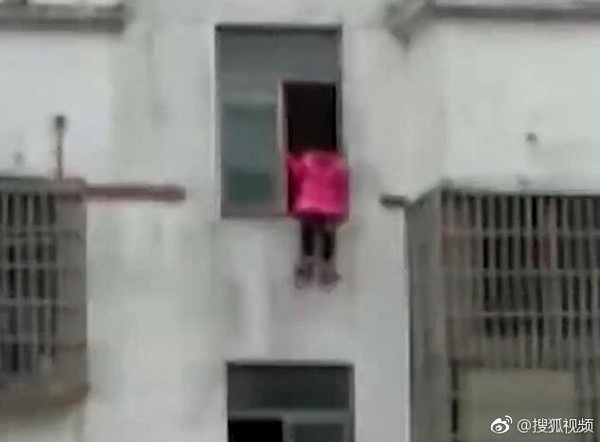 Bé gái 12 tuổi nhảy từ tầng 15 tự sát vì không làm xong bài tập về nhà - 1 Hình ảnh cô bé ngồi vắt vẻo trên cửa sổ tầng 15 khiến nhiều người hoảng sợ