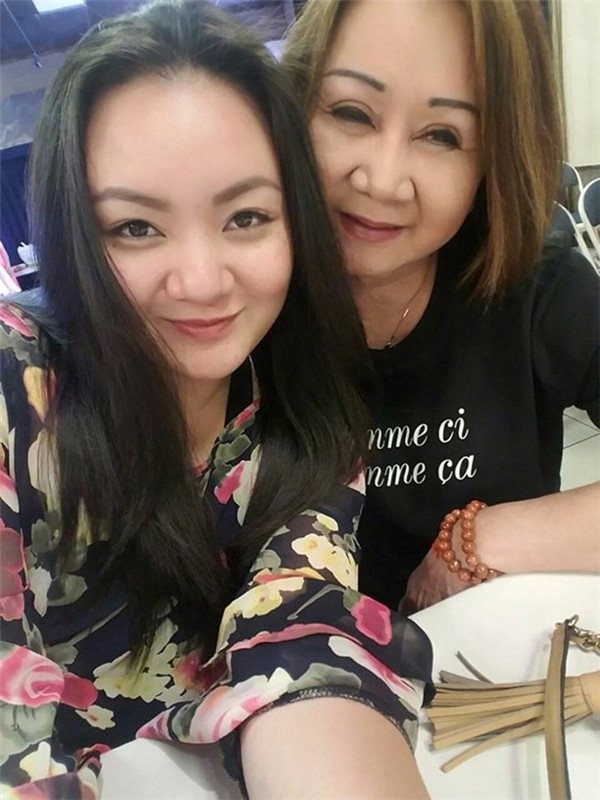 Trước khi trở lại đóng phim, "bé" Xuân Mai từng phụ bán phở tại Mỹ - 1 Xuân Mai tái xuất làng nghệ thuật trong phim Cali mùa hoa vàng (ảnh chụp cùng mẹ).