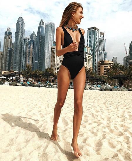 Bà xã của Morata diện bikini khoe dáng nóng bỏng bất chấp bụng bầu - 4 Khó có thể rời mắt khỏi bà xã Morata