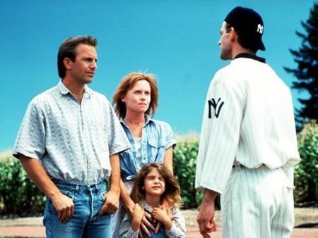 “Field of Dreams” không chỉ là một bộ phim nói về bóng chày mà còn ngập đầy mơ ước và thấm đẫm tình cảm gia đình. Tuy nhiên, có lẽ Viện hàn lâm hồi năm 1990 đã có đôi chút “sắt đá” với “Field of Dreams” và quyết định trao giải Phim hay nhất cho “Driving miss Daisy”.