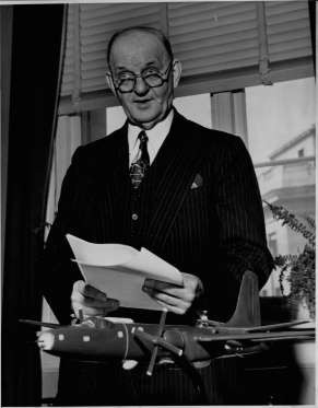 Những điểm đặc biệt của tàu sân bay Mỹ sắp thăm Việt Nam - 1 Tàu sân bay USS Carl Vinson được đặt theo tên của nghị sĩ Carl Vinson (1883-1981). Với 50 năm công tác, ông là nghị sĩ có thời gian làm việc lâu nhất tại Hạ viện Mỹ. Trong nhiệm kỳ làm Chủ tịch Ủy ban Quân vụ và Các vấn đề Hải quân của Hạ viện, ông Vinson đã bảo trợ cho đạo luật Vinson-Trammel, cho phép đóng mới 92 tàu cỡ lớn và loại bỏ các tàu cũ. (Ảnh: Getty)