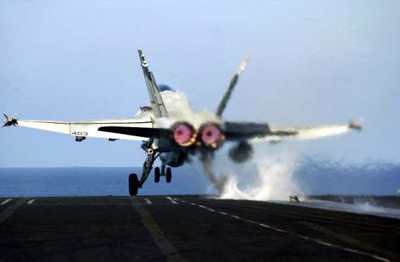 Những điểm đặc biệt của tàu sân bay Mỹ sắp thăm Việt Nam - 13 Sau vụ khủng bố ngày 11/9/2001 nhằm vào nước Mỹ, USS Carl Vinson đã tham gia chiến dịch ở Afghanistan - nơi các máy bay trên tàu sân bay này đã thả 3.303 kg đạn dược để hỗ trợ các lực lượng bộ binh. (Ảnh: US Navy)