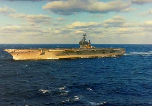 Những điểm đặc biệt của tàu sân bay Mỹ sắp thăm Việt Nam - 3 Tàu sân bay USS Carl Vinson được đặt đóng từ năm 1974 và quá trình chế tạo tàu sân bay này bắt đầu từ ngày 11/10/1975 tại nhà máy đóng tàu Newport News ở bang Virginia, Mỹ. USS Carl Vinson được làm lễ rửa tội vào ngày 15/3/1980 và chuyển cho Hải quân Mỹ vào ngày 26/2/1982. Trong ảnh: Tàu sân bay USS Carl Vinson hoạt động ngoài khơi bờ biển Virginia trong chuyến thử nghiệm trên biển trước khi được biên chế năm 1982. (Ảnh: Getty)