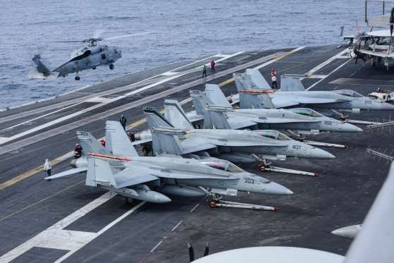 Những điểm đặc biệt của tàu sân bay Mỹ sắp thăm Việt Nam - 4 USS Carl Vinson là một trong 10 tàu sân bay chạy bằng năng lượng hạt nhân của lớp Nimitz. Đây từng là những tàu chiến lớn nhất được đóng và hoạt động trong Hải quân Mỹ cho tới khi các tàu sân bay lớp Gerald R. Ford được hoàn thiện. Trong ảnh: Trực thăng MH-60R Sea Hawk đậu trên boong tàu sân bay USS Carl Vinson trên Thái Bình Dương ngày 30/1/2014. (Ảnh: Stocktrek Images)