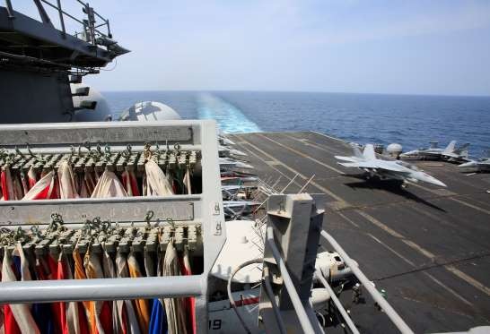 Những điểm đặc biệt của tàu sân bay Mỹ sắp thăm Việt Nam - 5 Do là tàu chạy bằng năng lượng hạt nhân nên USS Carl Vinson có thể hoạt động lên tới 20 năm mà không cần tiếp nhiên liệu. Tàu sân bay này cũng có chức năng chống ngầm. Lần duy nhất USS Carl Vinson phải tiếp nhiên liệu là vào tháng 11/2005 khi tàu này trải qua quá trình nâng cấp, hiện đại hóa. (Ảnh: AP)